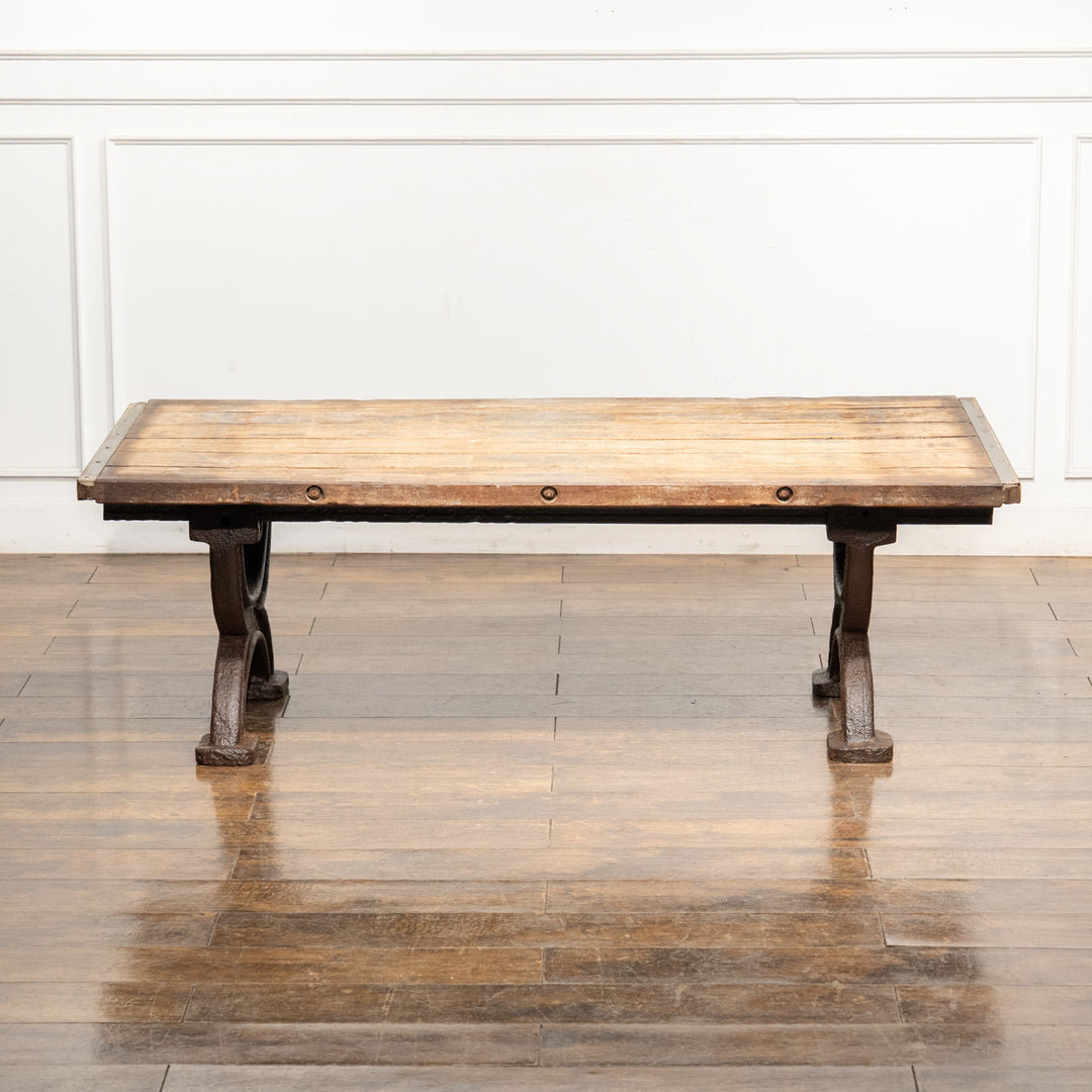 厚みのある木製天板と重厚な鋳鉄製の脚部を組み合わせた コーヒーテーブル /09J