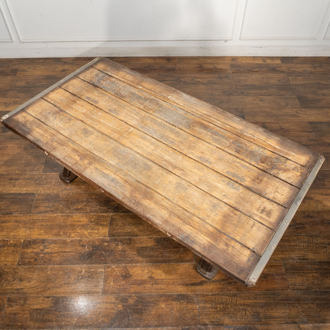 厚みのある木製天板と重厚な鋳鉄製の脚部を組み合わせた コーヒーテーブル /09J