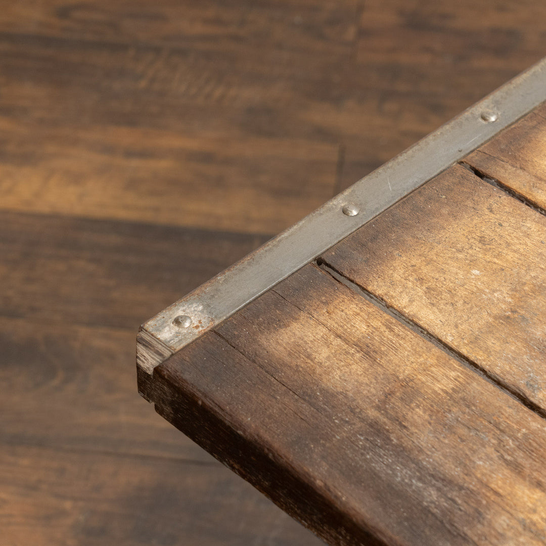 厚みのある木製天板と重厚な鋳鉄製の脚部を組み合わせた コーヒーテーブル /09J