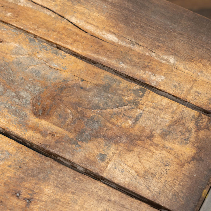 厚みのある木製天板と重厚な鋳鉄製の脚部を組み合わせた コーヒーテーブル /09J