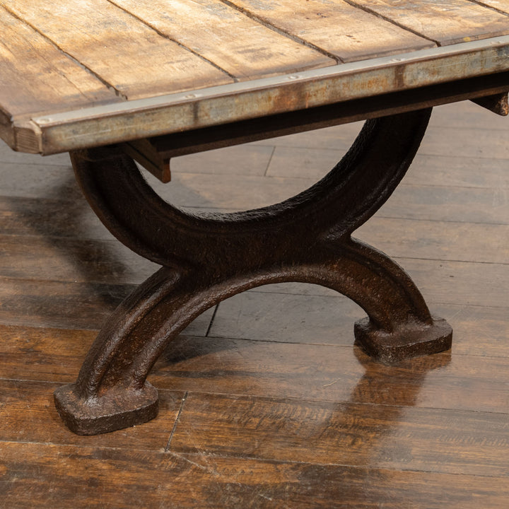 厚みのある木製天板と重厚な鋳鉄製の脚部を組み合わせた コーヒーテーブル /09J