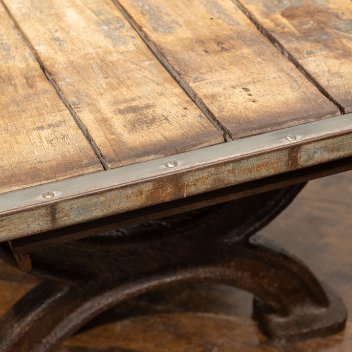 厚みのある木製天板と重厚な鋳鉄製の脚部を組み合わせた コーヒーテーブル /09J