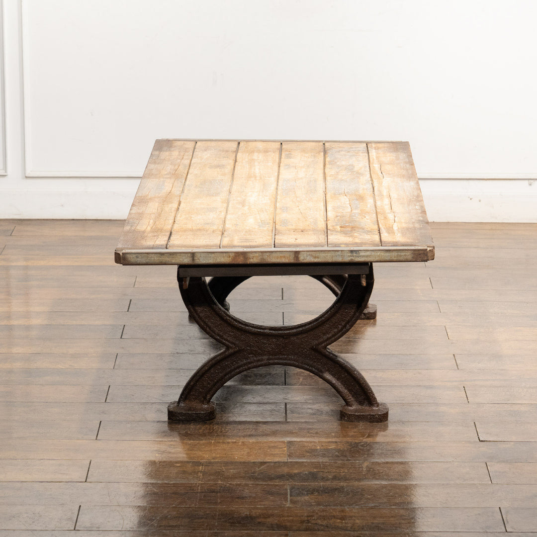 厚みのある木製天板と重厚な鋳鉄製の脚部を組み合わせた コーヒーテーブル /09J