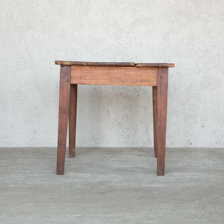 長い年月を経て刻み込まれた傷が何とも味わい深い パイン スモールデスク[m]
