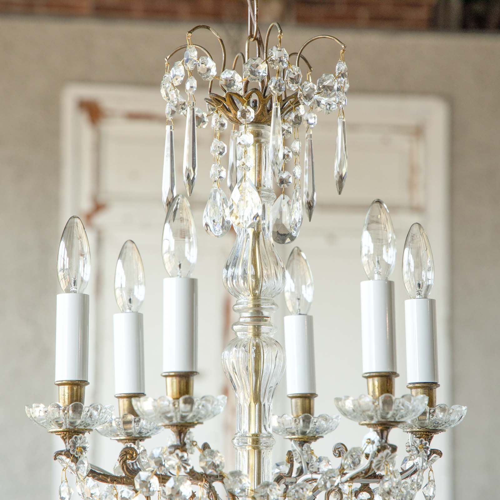 エレガントなガラスコラムに様々な形のガラスビーズが豪華で美しい