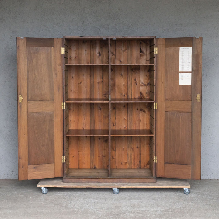 シンプルなデザインでたっぷり入る収納が魅力 キャビネット /15L