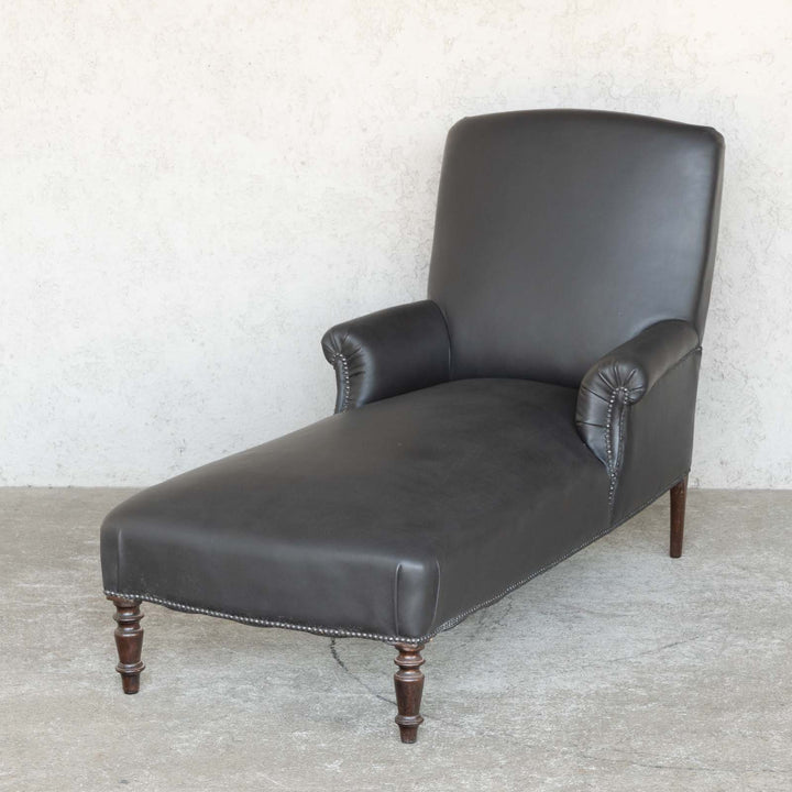 ブラックレザーの張地がシックで長い座面がゆったりとした座り心地 シェーズロングソファ /15L[m]
