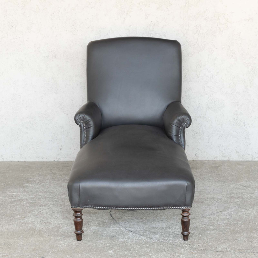 ブラックレザーの張地がシックで長い座面がゆったりとした座り心地 シェーズロングソファ /15L[m]