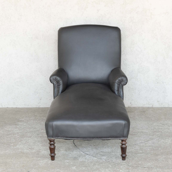 ブラックレザーの張地がシックで長い座面がゆったりとした座り心地 シェーズロングソファ /15L[m]