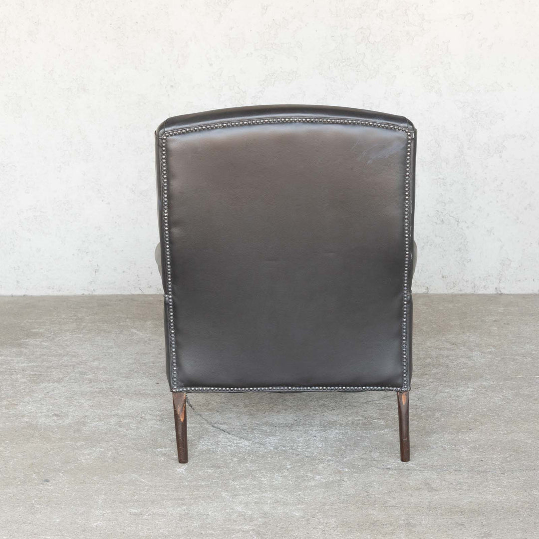 ブラックレザーの張地がシックで長い座面がゆったりとした座り心地 シェーズロングソファ /15L[m]