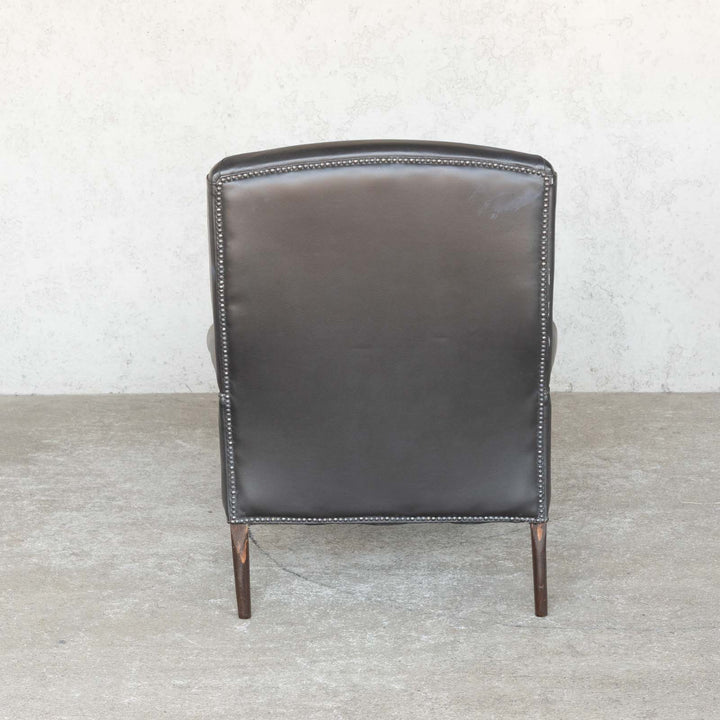 ブラックレザーの張地がシックで長い座面がゆったりとした座り心地 シェーズロングソファ /15L[m]