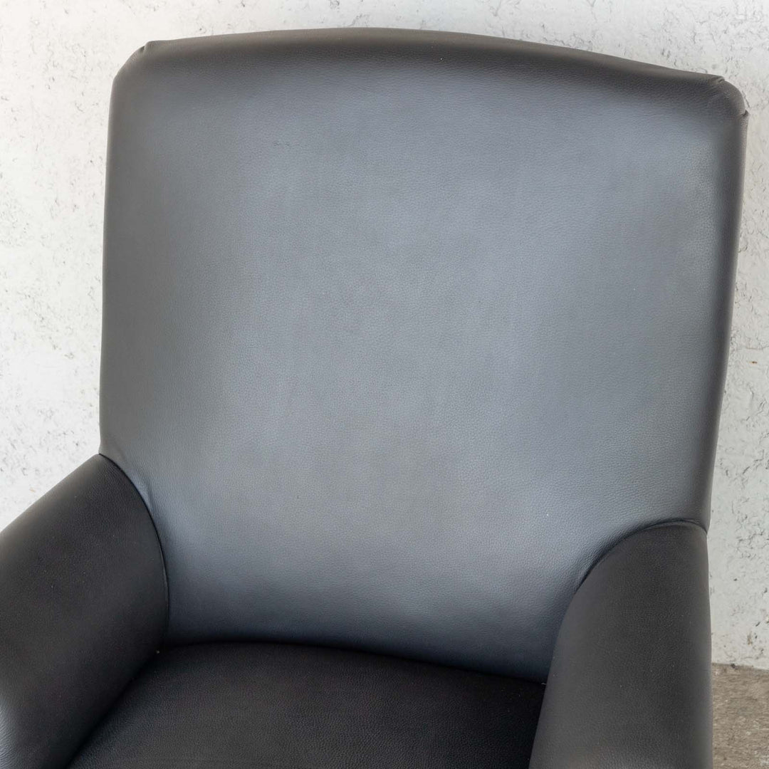 ブラックレザーの張地がシックで長い座面がゆったりとした座り心地 シェーズロングソファ /15L[m]