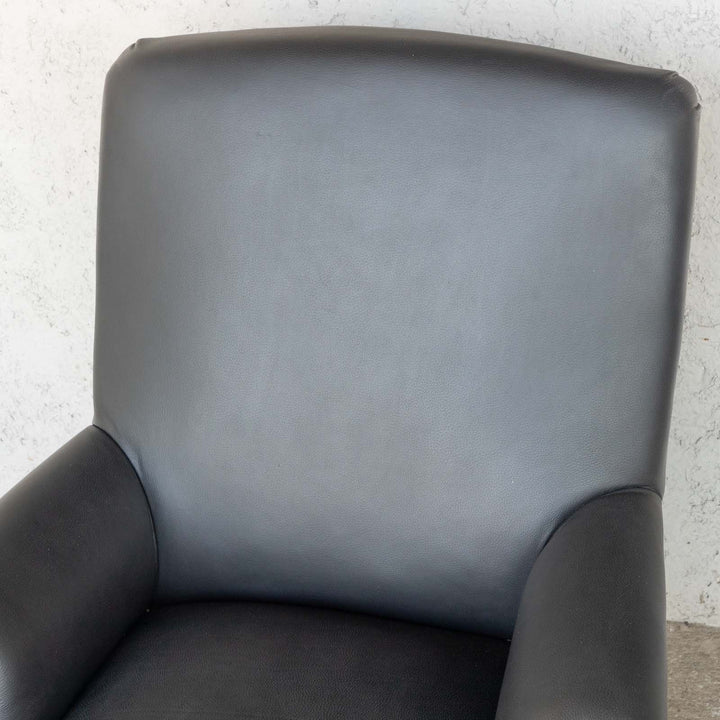 ブラックレザーの張地がシックで長い座面がゆったりとした座り心地 シェーズロングソファ /15L[m]