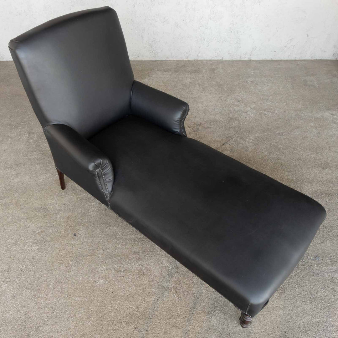 ブラックレザーの張地がシックで長い座面がゆったりとした座り心地 シェーズロングソファ /15L[m]