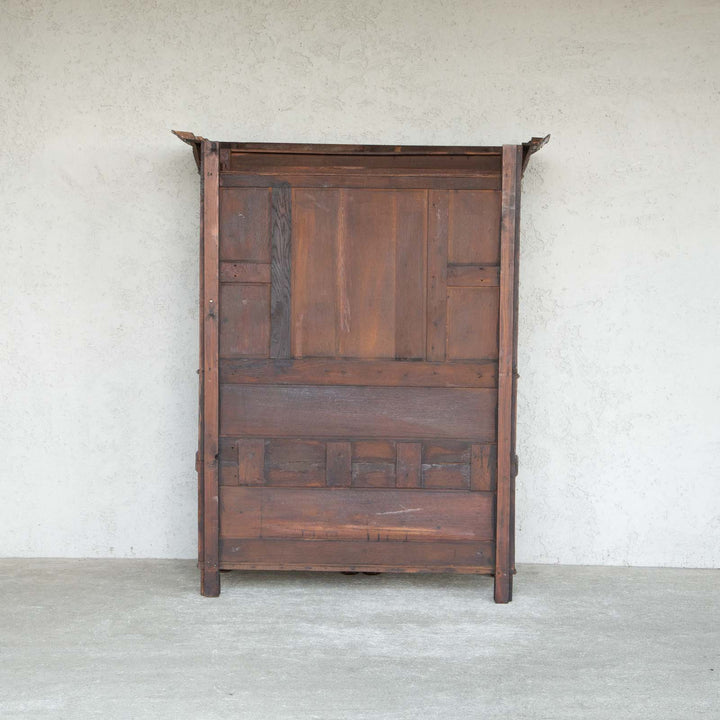 扉全面の彫りと細めの挽き細工で作られた脚が特徴的 オーク キャビネット[m]
