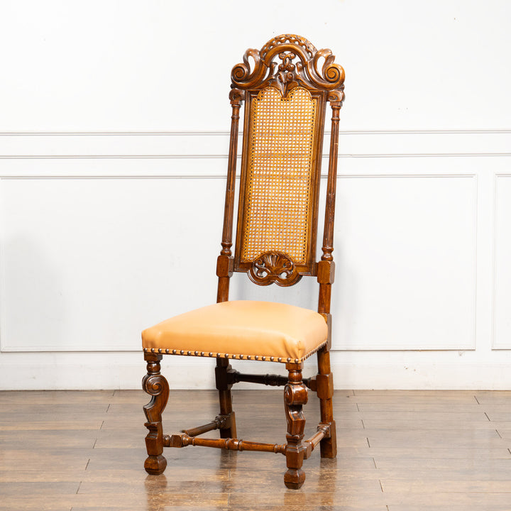 高い背もたれに施された繊細で立体的な彫刻が目を惹く ハイバックチェア /14K-3