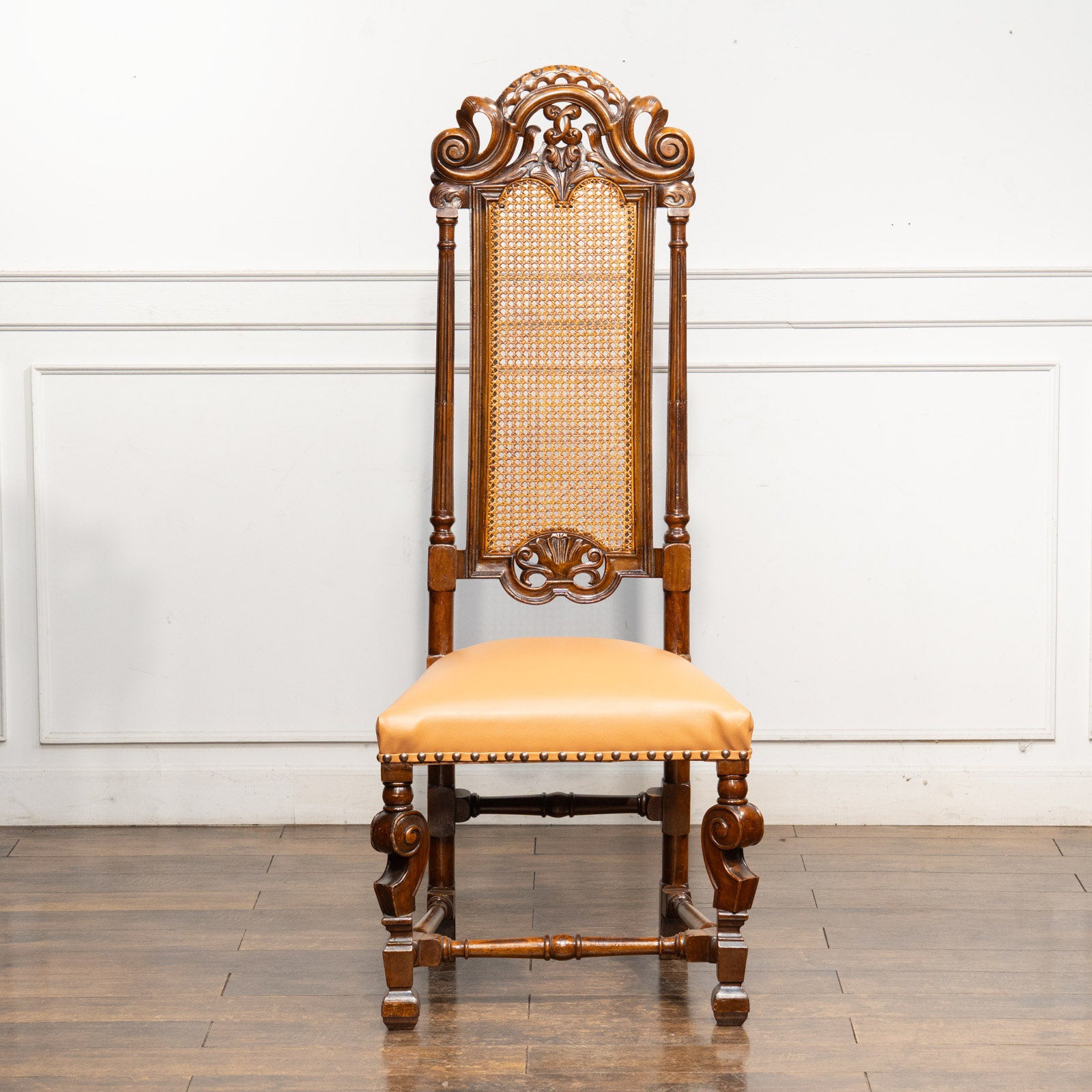 高い背もたれに施された繊細で立体的な彫刻が目を惹く ハイバック