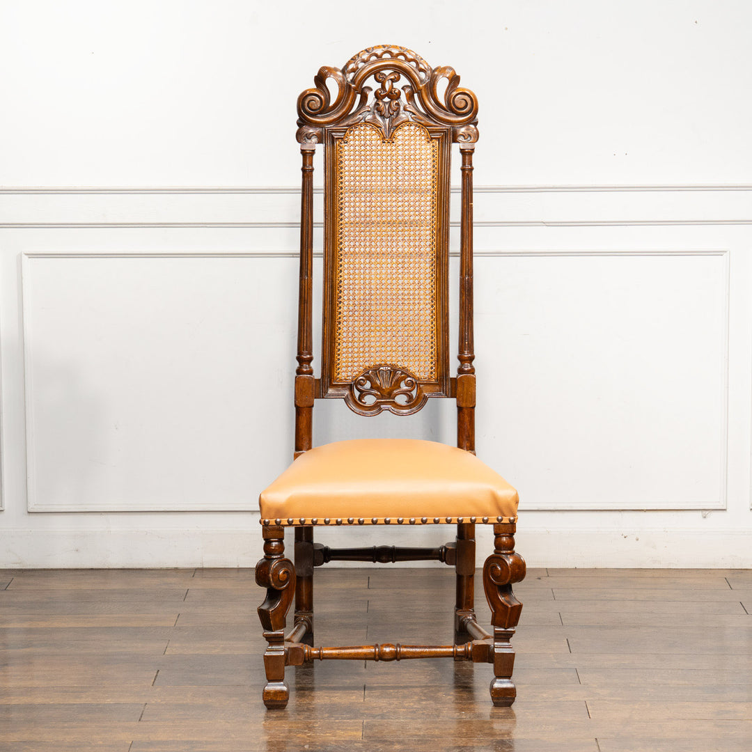 高い背もたれに施された繊細で立体的な彫刻が目を惹く ハイバックチェア /14K-3