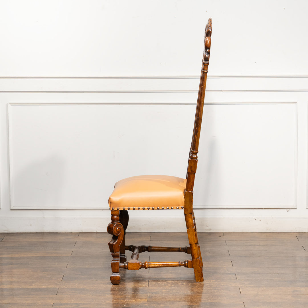 高い背もたれに施された繊細で立体的な彫刻が目を惹く ハイバックチェア /14K-3