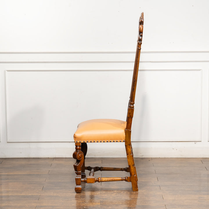 高い背もたれに施された繊細で立体的な彫刻が目を惹く ハイバックチェア /14K-3