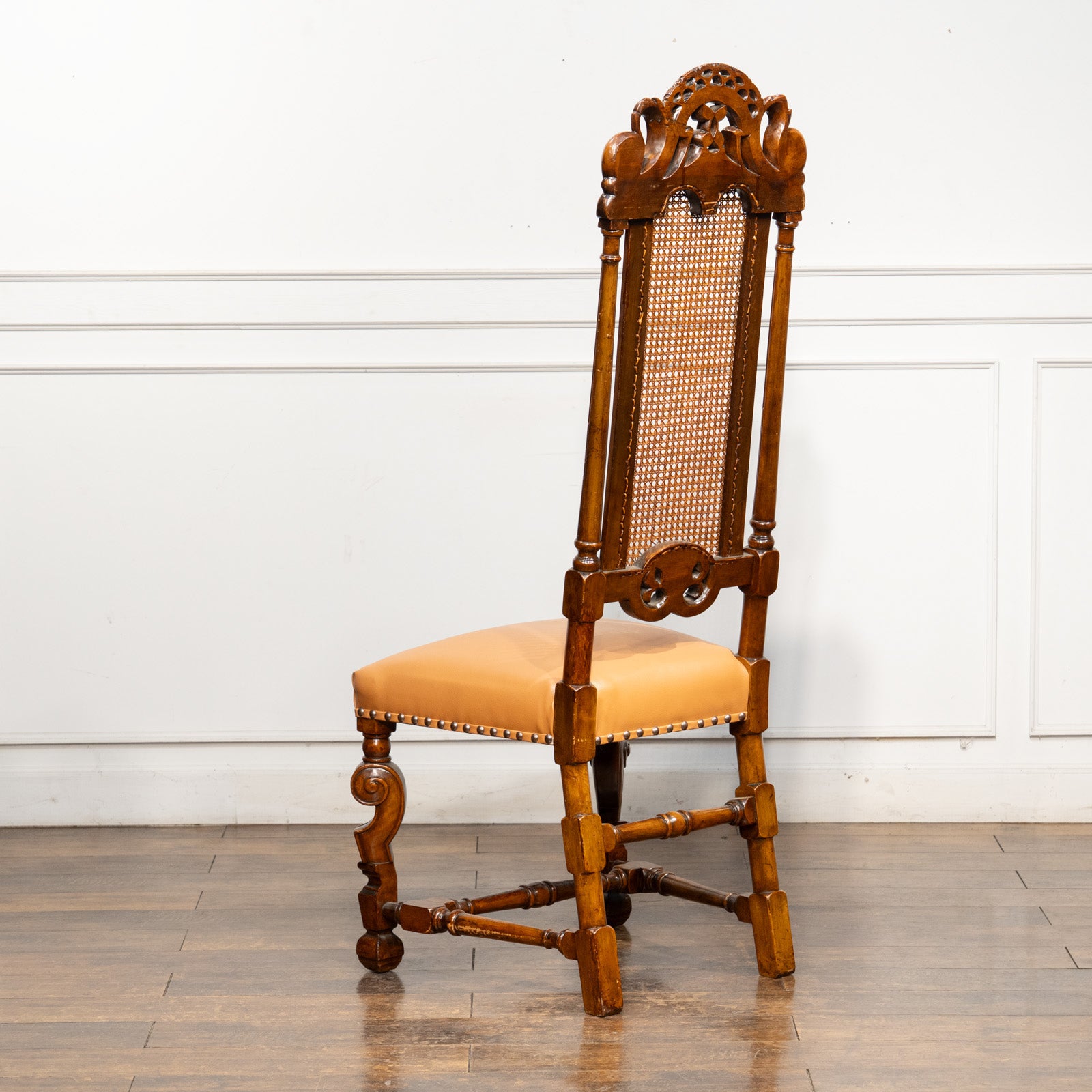 高い背もたれに施された繊細で立体的な彫刻が目を惹く ハイバック