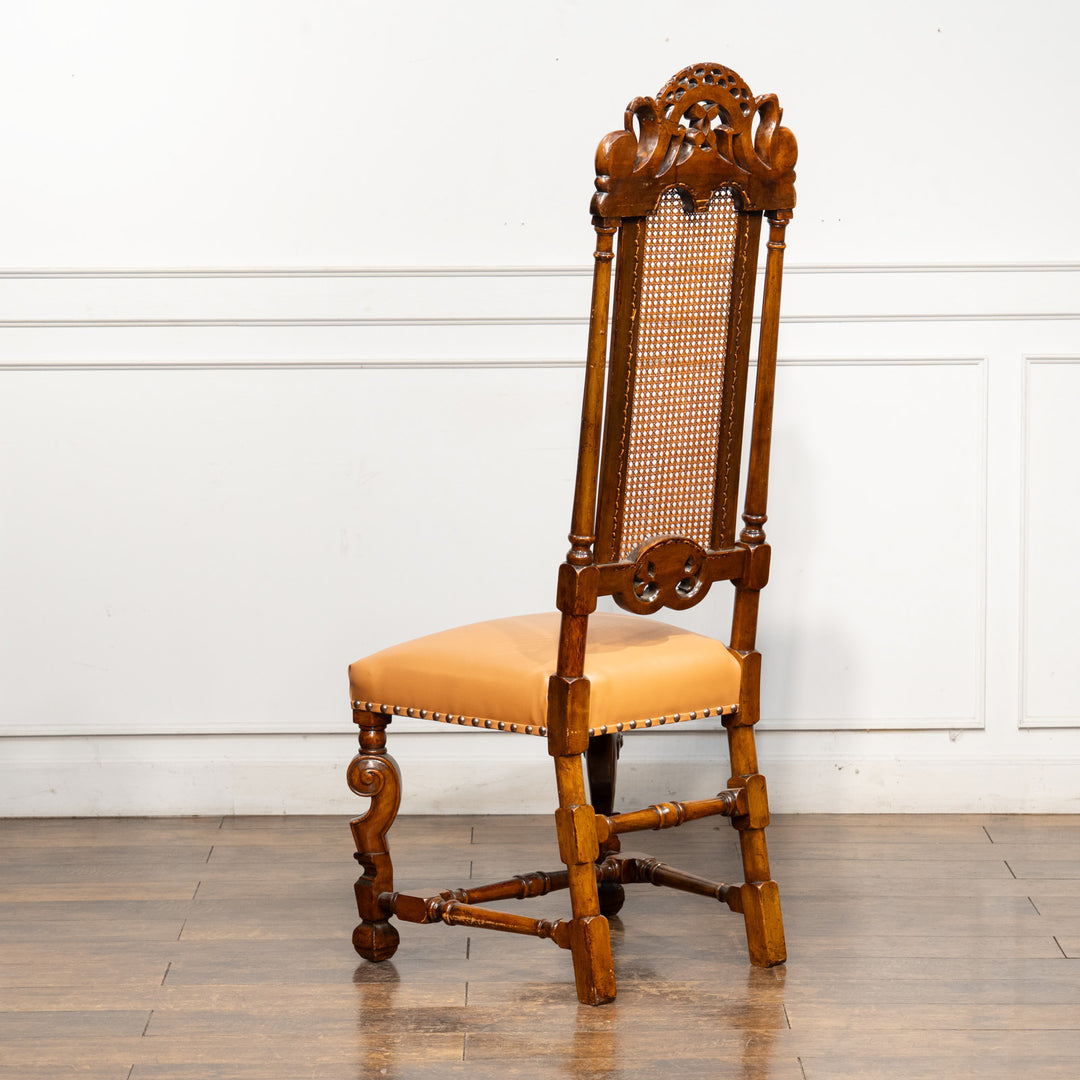 高い背もたれに施された繊細で立体的な彫刻が目を惹く ハイバックチェア /14K-3