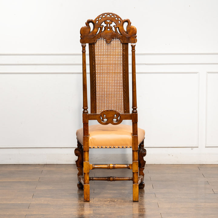 高い背もたれに施された繊細で立体的な彫刻が目を惹く ハイバックチェア /14K-3