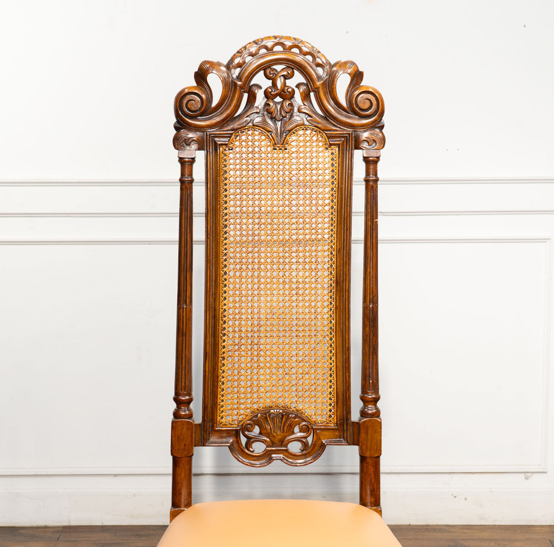 高い背もたれに施された繊細で立体的な彫刻が目を惹く ハイバックチェア /14K-3