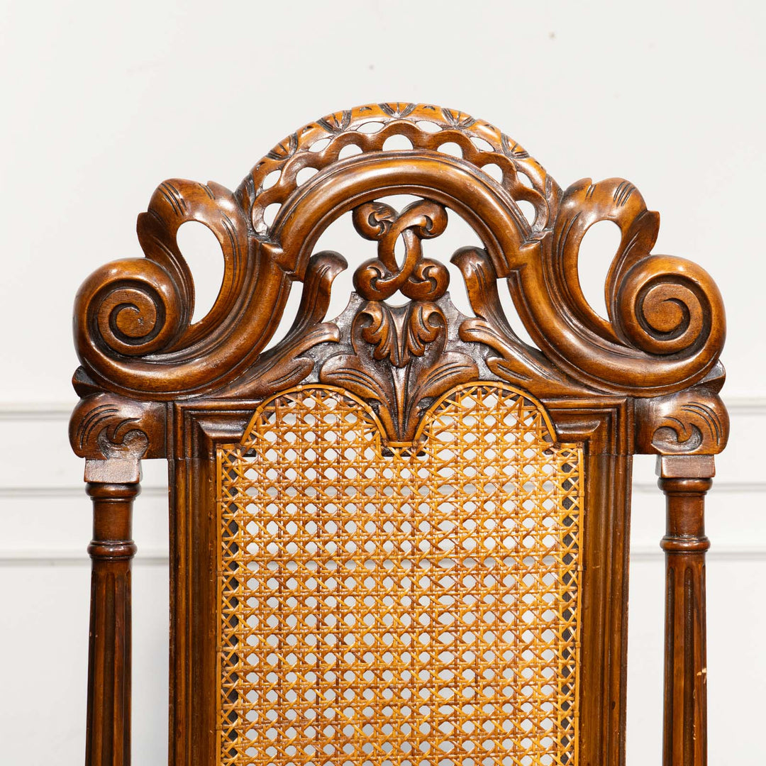 高い背もたれに施された繊細で立体的な彫刻が目を惹く ハイバックチェア /14K-3