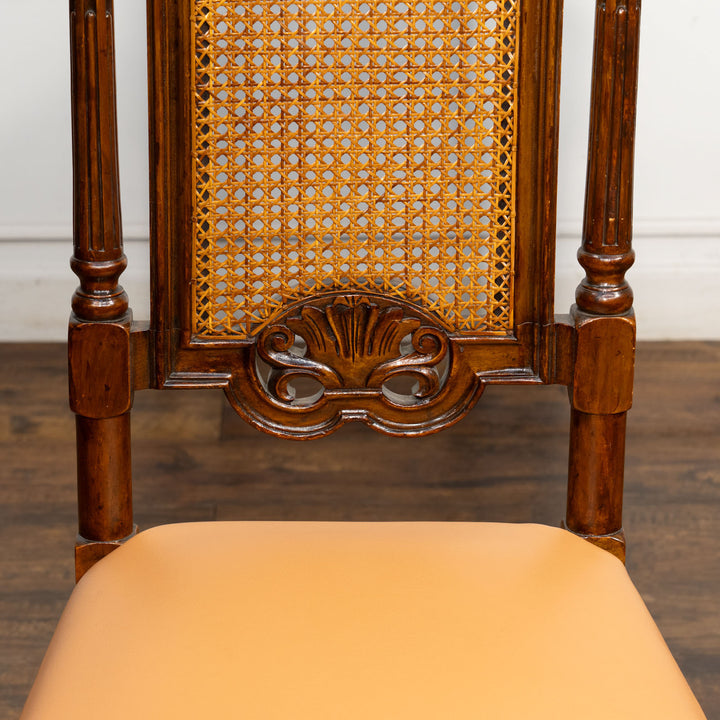 高い背もたれに施された繊細で立体的な彫刻が目を惹く ハイバックチェア /14K-3