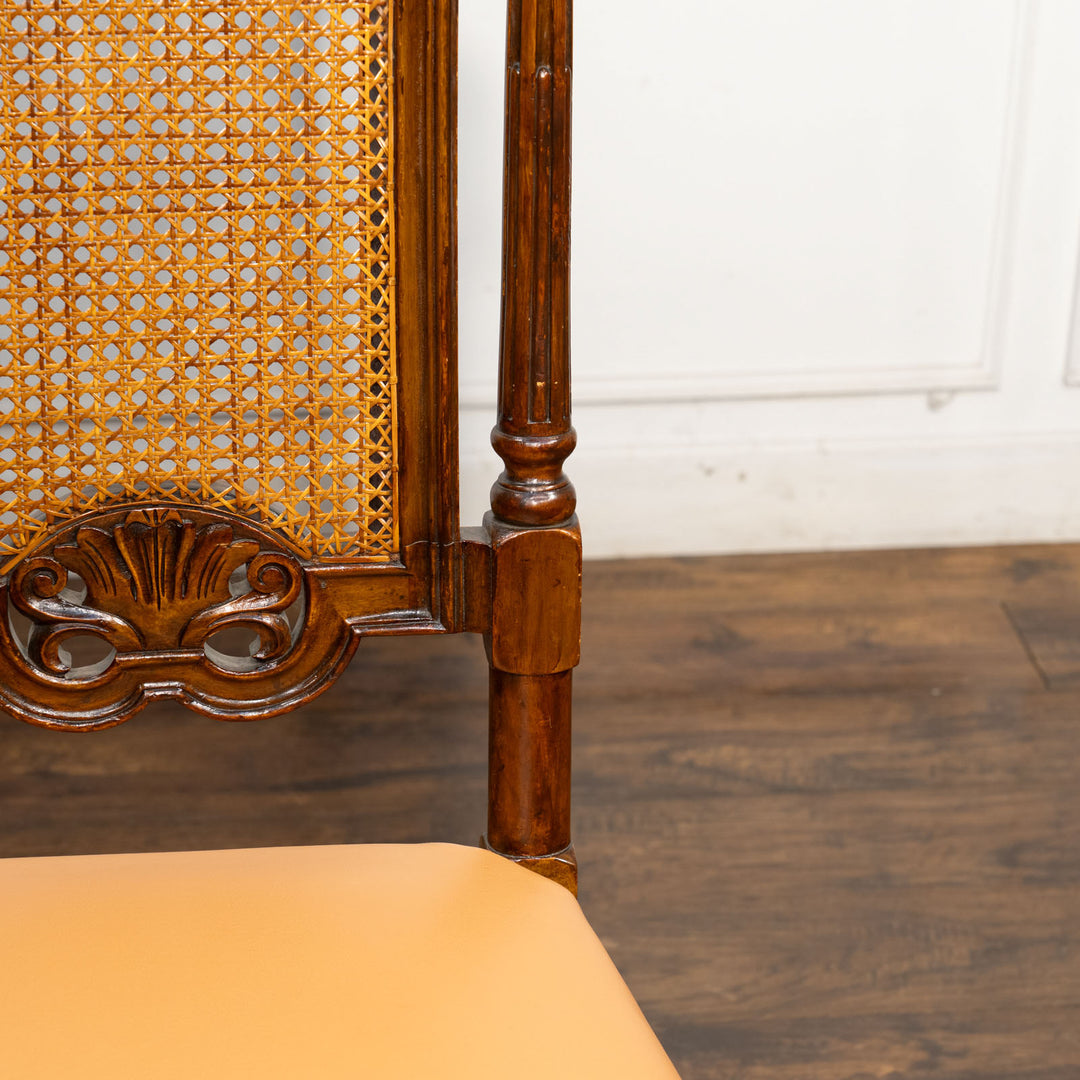 高い背もたれに施された繊細で立体的な彫刻が目を惹く ハイバックチェア /14K-3