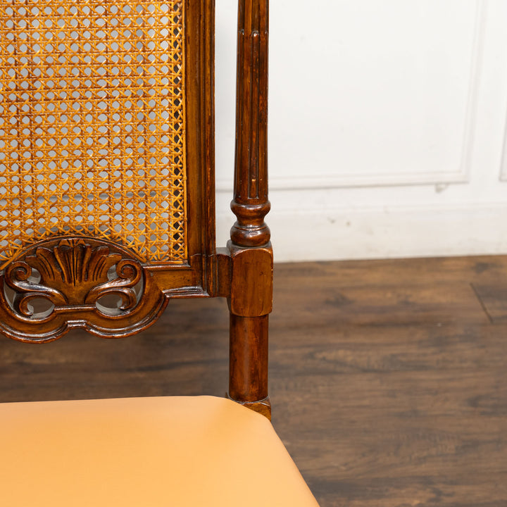 高い背もたれに施された繊細で立体的な彫刻が目を惹く ハイバックチェア /14K-3