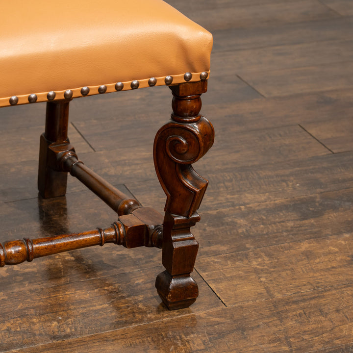 高い背もたれに施された繊細で立体的な彫刻が目を惹く ハイバックチェア /14K-3