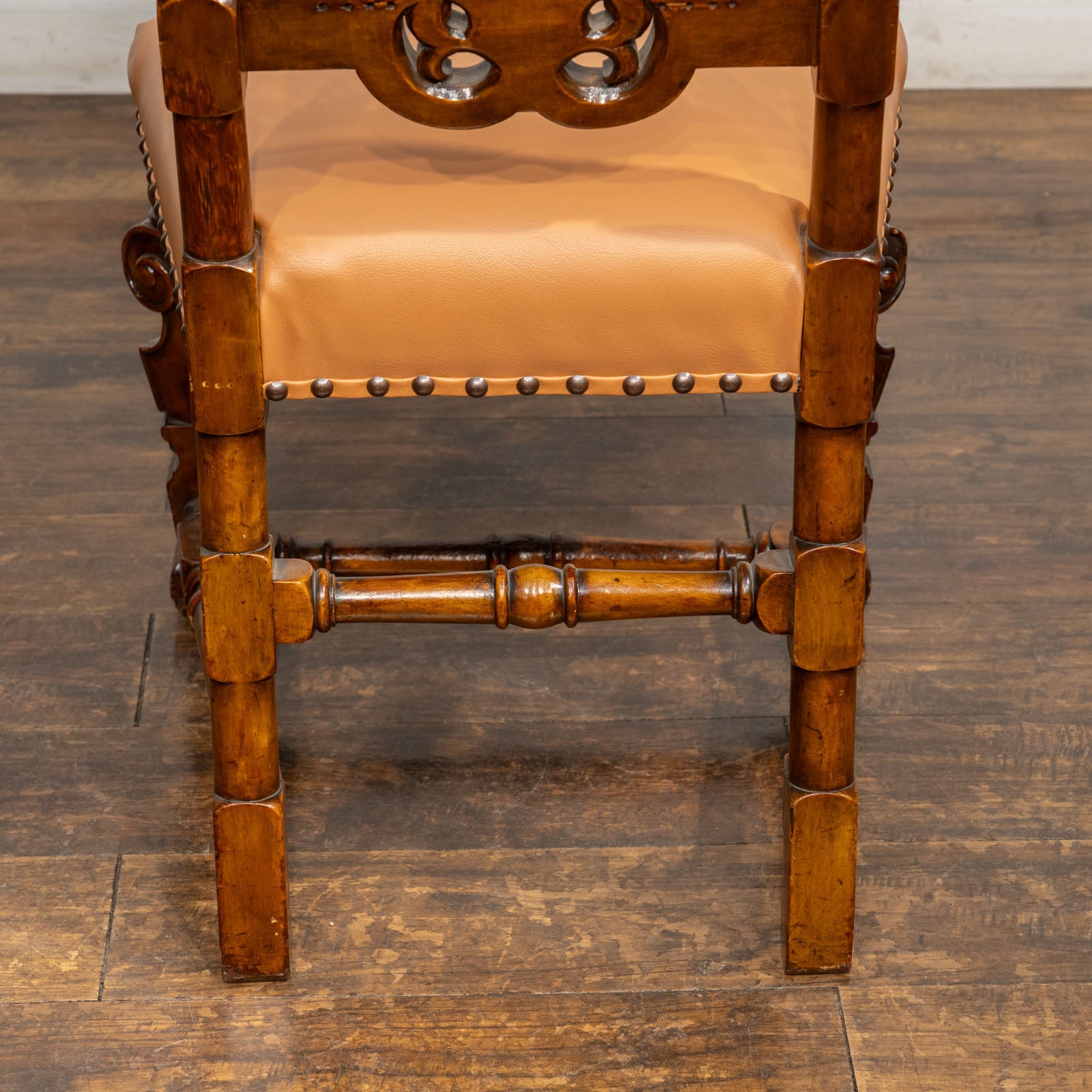 高い背もたれに施された繊細で立体的な彫刻が目を惹く ハイバック