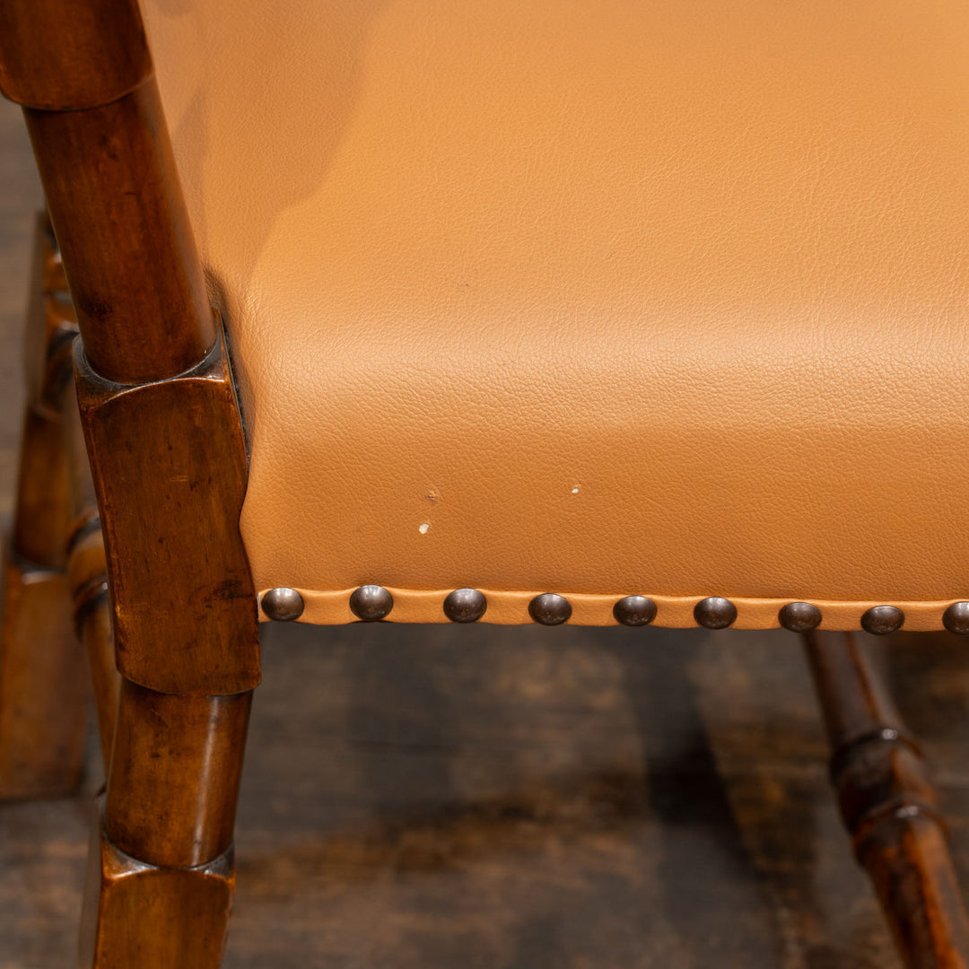 高い背もたれに施された繊細で立体的な彫刻が目を惹く ハイバックチェア /14K-3