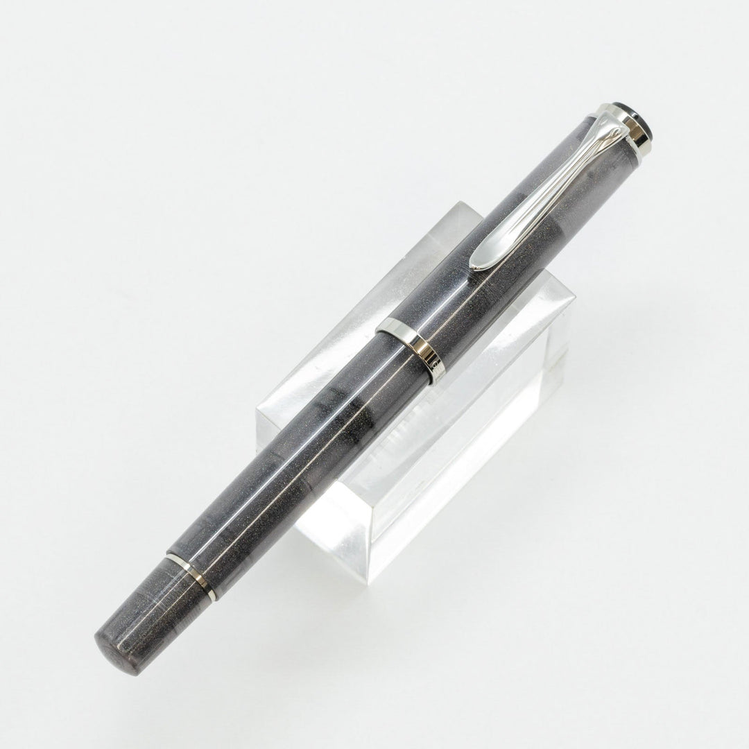 【Pelikan ペリカン /M205 Classic クラシック】限定700本 特別生産品 幻想的なグレーにラメがちりばめられたボディが神秘的 ムーンストーン 極細字 EF [万年筆][m]