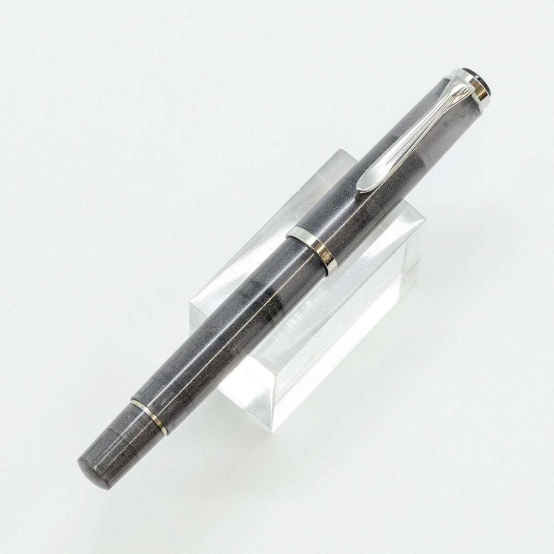 【Pelikan ペリカン /M205 Classic クラシック】限定700本 特別生産品 幻想的なグレーにラメがちりばめられたボディが神秘的 ムーンストーン 中字 M [万年筆][m]