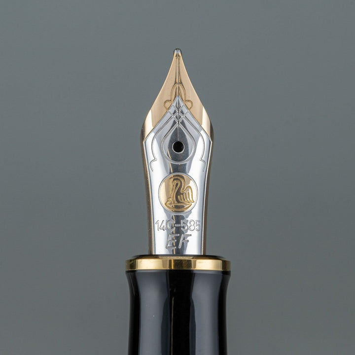 【Pelikan ペリカン /スーベレーン Ｍ400】絶妙に手に馴染む小さめサイズ シックなブラックにゴールドラインが美しい 極細字 EF [万年筆][m]