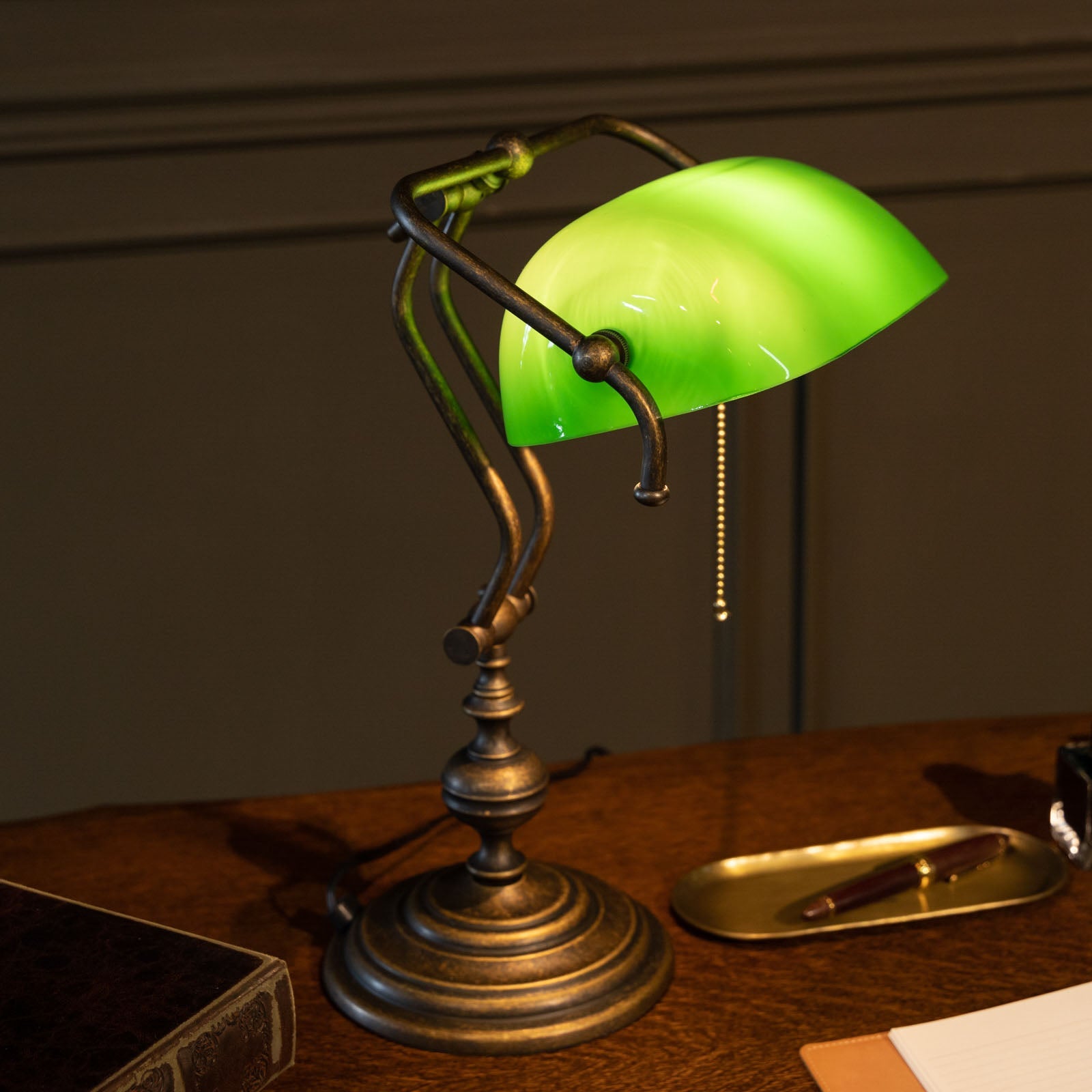 ◇真鍮古美色の絵になるアンティーク調ランプ バンカーズライト – THE