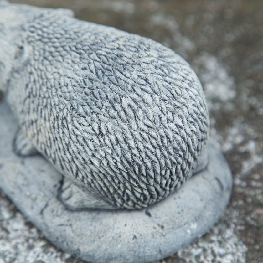 【ガーデンストーン】ヨーロッパの公園や庭で出くわしそうな 小さなハリネズミ[m]