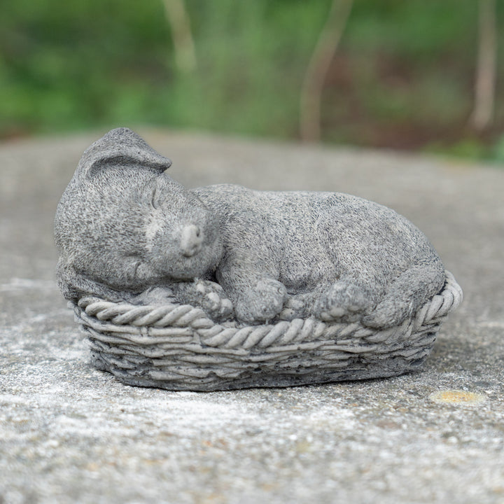 【ガーデンストーン】小さなカゴにすっぽり入った 眠りラブラドール