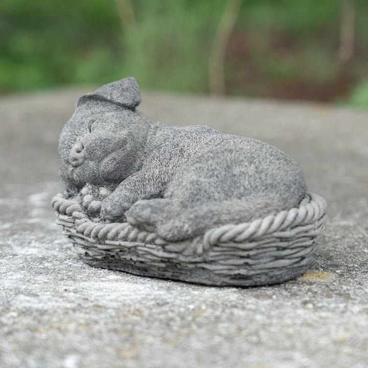 【ガーデンストーン】小さなカゴにすっぽり入った 眠りラブラドール