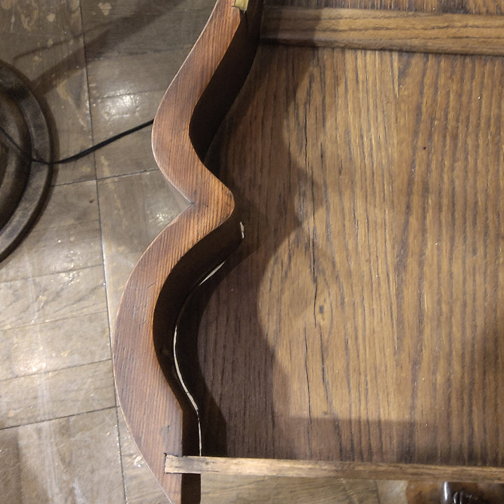 立体感のある曲線のデザインやアームの先の獣脚などこだわりの装飾が光る ビューローブックケース[m]